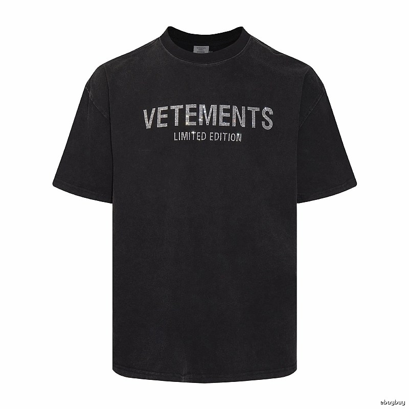 Logo Detail Statement graphic T-shirt Black Colorful Lucky with Relaxed Feel