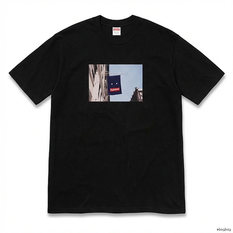 Supreme street scene style black T-shirt